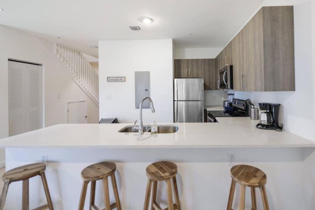 Hébergement de vacances Amazing Town House 15 Min From The Beach Wfree Parking