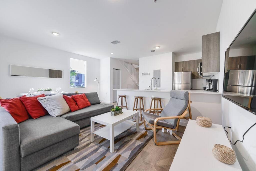 Hébergement de vacances Amazing Town House 15 Min From The Beach Wfree Parking *